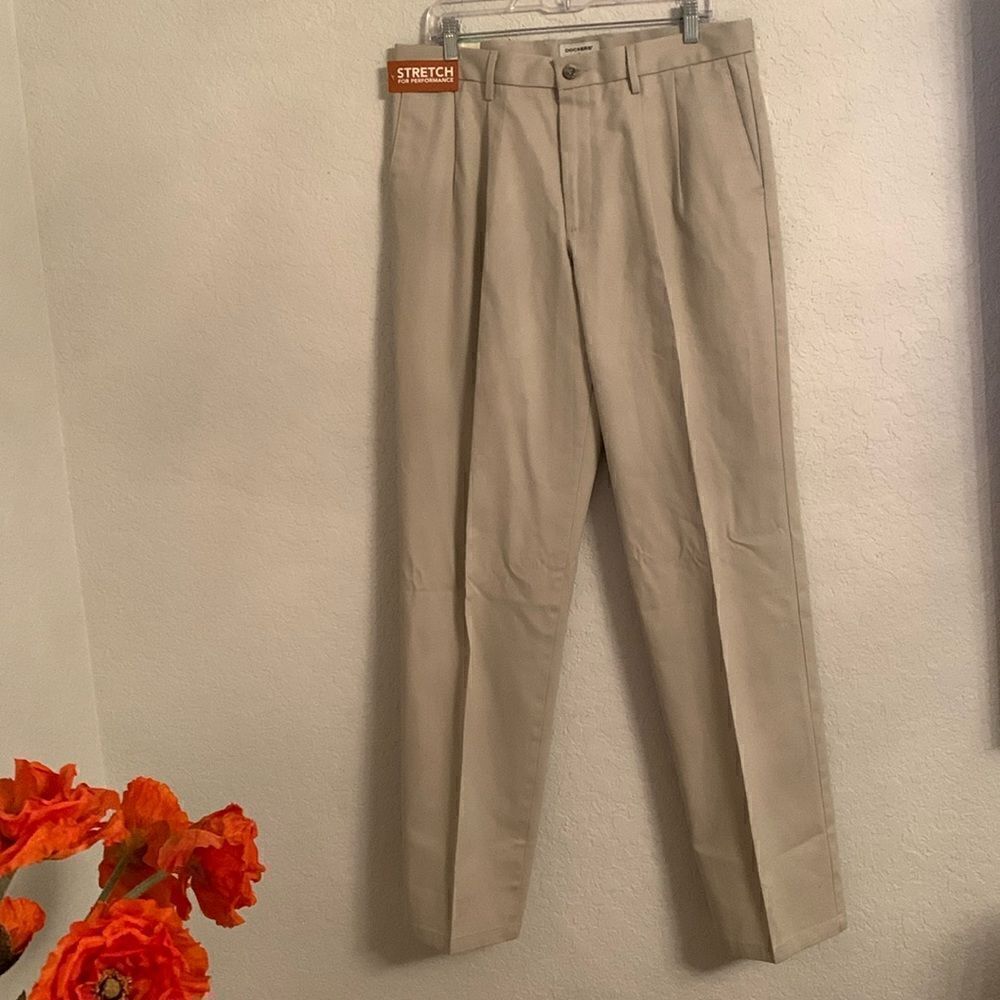 NWT Classic Fit Men’s Pants by Dockers Stretch Pleated Light Beige Size 34/36